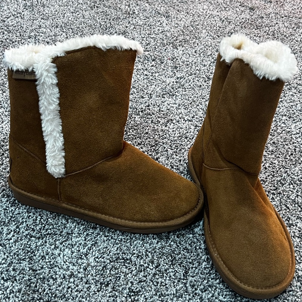Minnetonka boots brown in color size 8 Like new condition